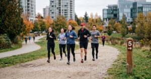 Coureur en plein effort lors d'une course 5km sur route, tenue de running moderne